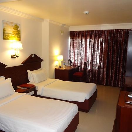 Westway Hotel Кожикоде Екстер'єр фото