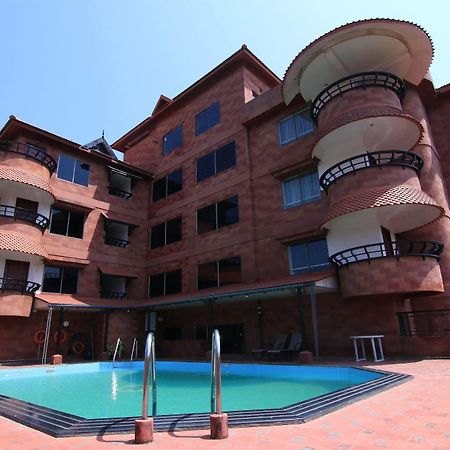 Westway Hotel Кожикоде Екстер'єр фото