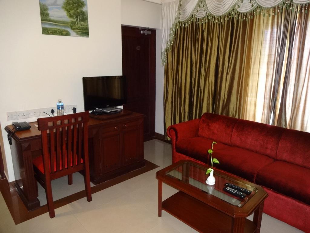 Westway Hotel Кожикоде Екстер'єр фото