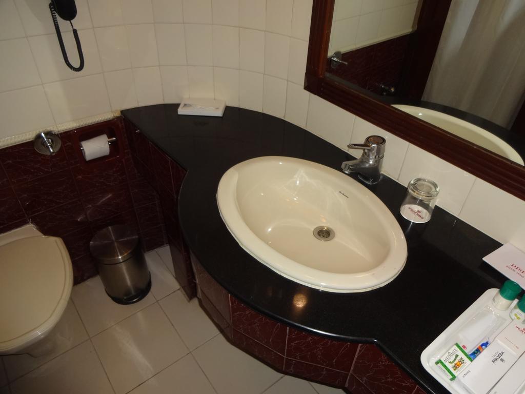Westway Hotel Кожикоде Екстер'єр фото