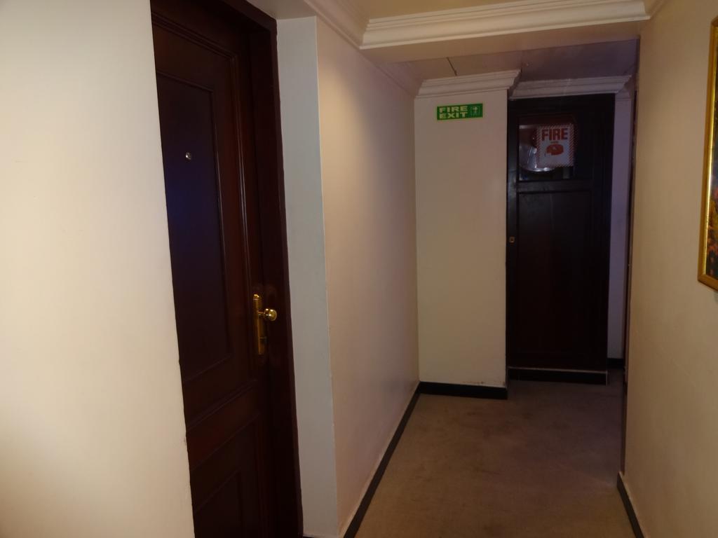 Westway Hotel Кожикоде Екстер'єр фото