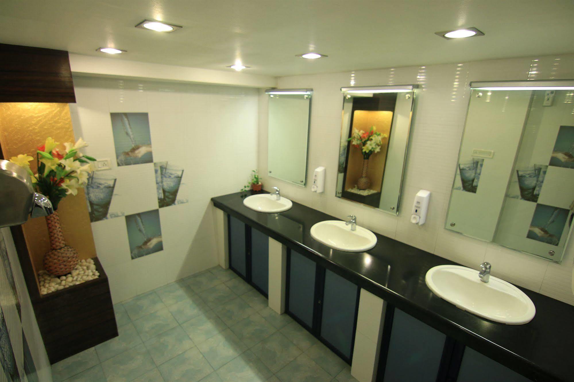 Westway Hotel Кожикоде Екстер'єр фото
