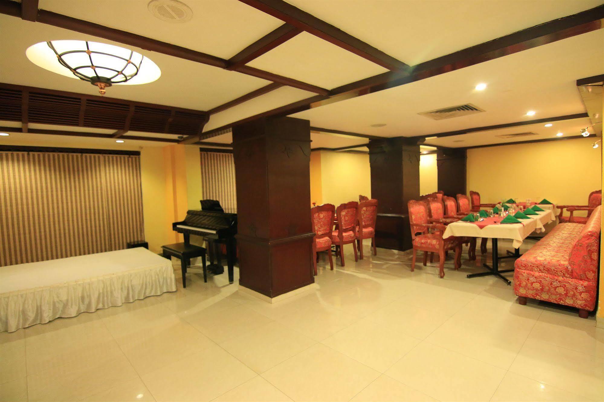 Westway Hotel Кожикоде Екстер'єр фото