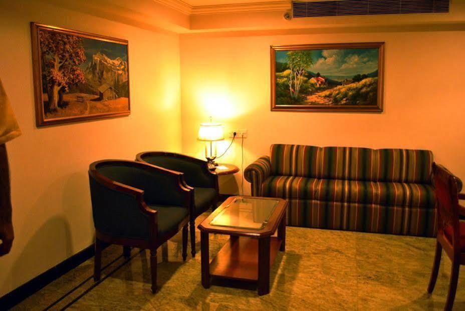 Westway Hotel Кожикоде Екстер'єр фото