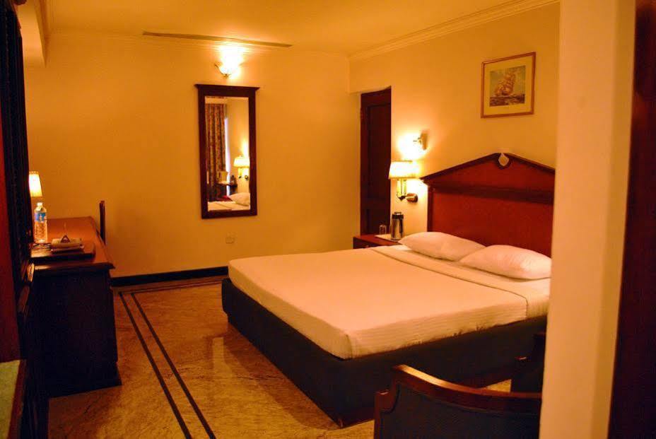 Westway Hotel Кожикоде Екстер'єр фото